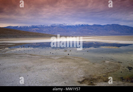 Death Valley National Park, Salt Flats mit Bergen und Reflexion in See in Badwater Basin, Death Valley, CA, USA Stockfoto