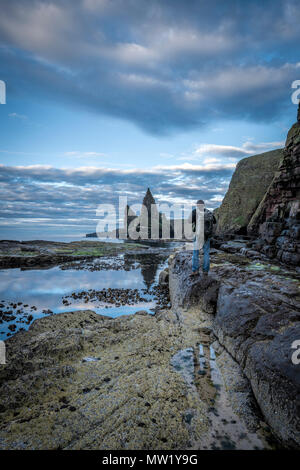 Europa, Großbritannien, Schottland, Highlands, Isle of Skye, John O'Groats, Duncansby Head, Mann mit Rucksack an der Küste Stockfoto