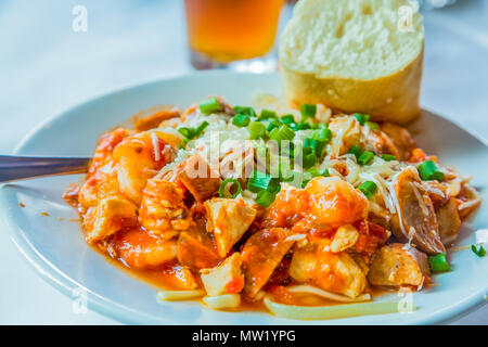 Seafood Jambalaya mit Brot Stockfoto