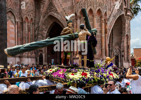 Eine Statue von einer Jesus mit einem Kreuz auf der Treppe des SAN RAFAEL Kapelle während der Karfreitagsprozession namens Santo Encuentro - SAN MIGUEL Stockfoto