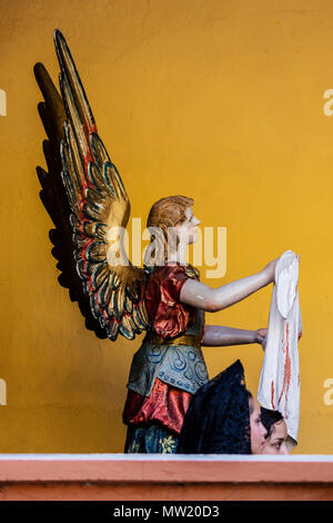 Eine Statue von einem Engel auf Anzeige im Oratorium Kirche Hof in Vorbereitung der Karfreitagsprozession - San Miguel de Allende, Mexiko Stockfoto