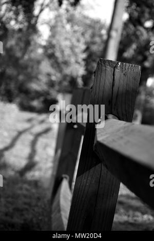 Ein Holzzaun in Schwarz und Weiß. Stockfoto