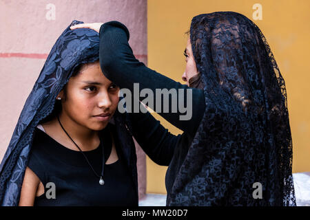 Frauen in traditionellen Halstücher im Oratorium Kirche Hof machen Sie sich bereit für die Karfreitagsprozession - San Miguel de Allende, Mexiko Stockfoto