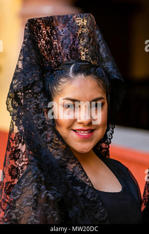 Eine Frau in einem traditionellen Mantilla im Oratorium Kirche Hof machen Sie sich bereit für die Karfreitagsprozession - San Miguel de Allende, Mexiko Stockfoto