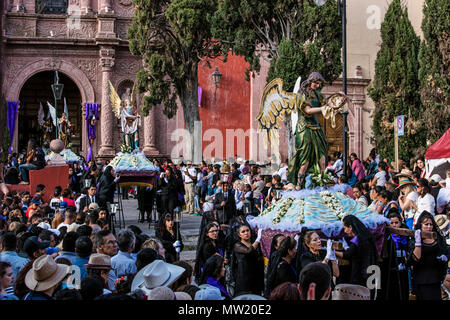 Statuen der geflügelte Engel werden in der Karfreitagsprozession, bekannt als der Santo Entierro durchgeführt, an dem Oratorium der KIRCHE SAN MIGUEL DE ALLENDE, MEXIC Stockfoto