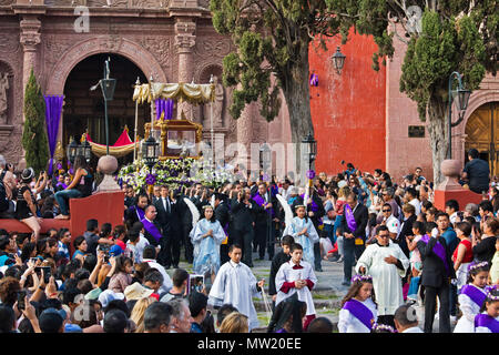 Die mexikanischen Männer tragen eine Statue von JESUS IN EINEM Sarg in der Karfreitagsprozession, bekannt als der Santo Entierro, aus dem Oratorium der KIRCHE SAN MIGUEL DE EIN Stockfoto