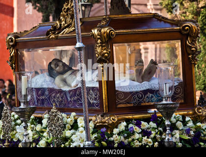 Die mexikanischen Männer tragen eine Statue von JESUS IN EINEM Sarg in der Karfreitagsprozession, bekannt als der Santo Entierro, aus dem Oratorium der KIRCHE SAN MIGUEL DE EIN Stockfoto