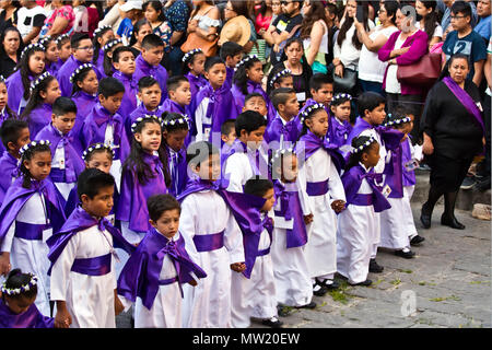 Mexikanische Mädchen Kleider als Engel Spaziergang in der Karfreitagsprozession, bekannt als der Santo Entierro, im Oratorium der KIRCHE SAN MIGUEL DE ALLENDE, MEXIC Stockfoto