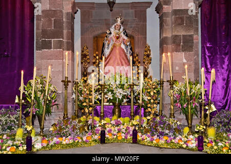 Altäre mit der Jungfrau Maria sind am Gründonnerstag in der Karwoche als Semana Santa - San Miguel de Allende, Mexiko bekannt angezeigt Stockfoto