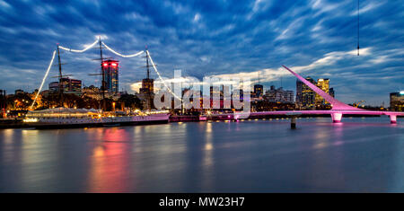 Brücke von Frau und Sarmiento Fregatte. Puerto Madero, Buenos Aires, Argentinien Stockfoto