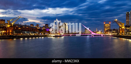 Brücke von Frau und Sarmiento Fregatte. Puerto Madero, Buenos Aires, Argentinien Stockfoto