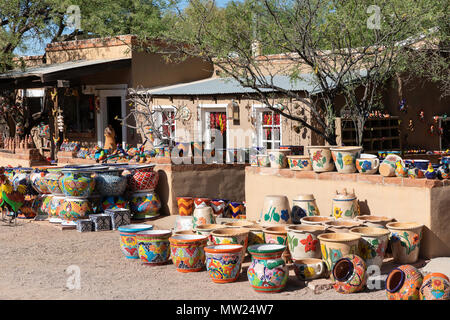 Bunte Talavera Töpfe für Verkauf, Tubac, Arizona Stockfoto