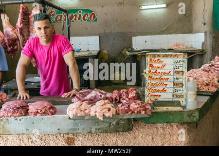 Frisches Fleisch für den Verkauf von privaten Metzger am Mercado Industrie in Cienfuegos, Kuba. Stockfoto