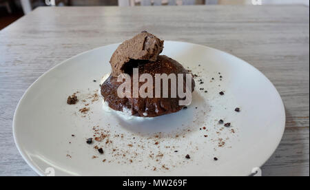 Eine dunkle Schokolade Dessert aus Blätterteig, Sahne und Eis Stockfoto