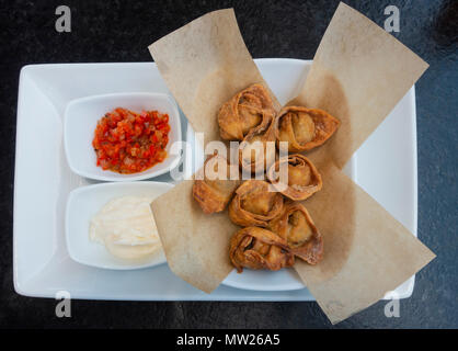 Knusprig gebackenem Tortellini mit Dips Stockfoto