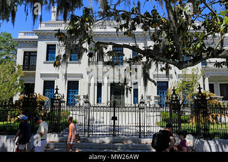 Armstrong Haus ist ein 100 Jahre altes, 4-stöckiges Gebäude in der Stadt Savannah, Georgia, USA Stockfoto