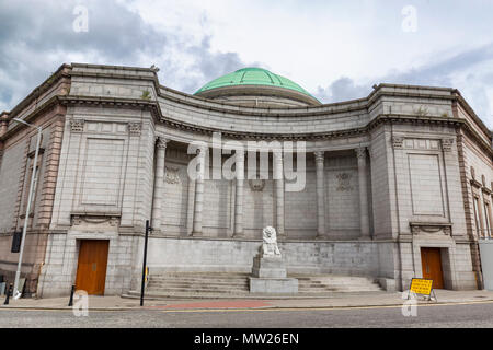 ABERDEEN, Großbritannien - 3. AUGUST: Weitwinkelaufnahme der Aberdeen City War Memorial in der Stadt Aberdeen, Großbritannien am 3. August 2016. Stockfoto