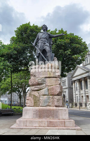 ABERDEEN, Großbritannien - 3. AUGUST: Hochformat des William Wallace Statue in der Stadt Aberdeen, Großbritannien am 3. August 2016. Stockfoto