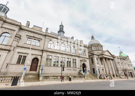 ABERDEEN, Großbritannien - 3. AUGUST: unbekannter Menschen vor der Zentrale Bibliothek in der Stadt Aberdeen, Großbritannien am 3. August 2016. Stockfoto