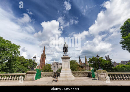 Blauer Himmel an einem Sommertag in Aberdeen, Schottland. Stockfoto