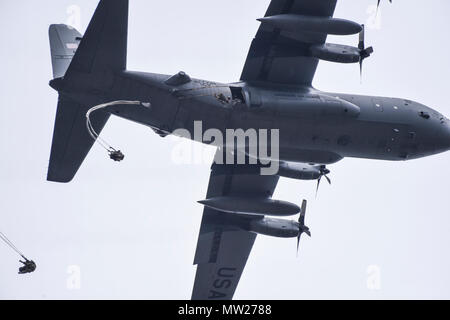 Himmel Soldaten aus C Company, 2. Bataillon, 503. Infanterieregiment, führte 173rd Airborne Brigade eine Kooperation in der Luft und Flugplatz Beschlagnahme mit Armee der Tschechischen Republik während des Trainings einen gemeinsamen Bereich als Teil der Übung Saber Junction 17 in Mimon, Tschechische Republik 17. April 2017. Übung Saber Junction demonstriert die Fähigkeit der 173rd Airborne Brigade zu schnell bewegen und montieren ihre Kräfte in Zusammenarbeit mit NATO-Verbündeten, kritische Ressourcen, die es ermöglicht sichere folgende entscheidende Ausrüstung Land Luft zwingt. Stockfoto