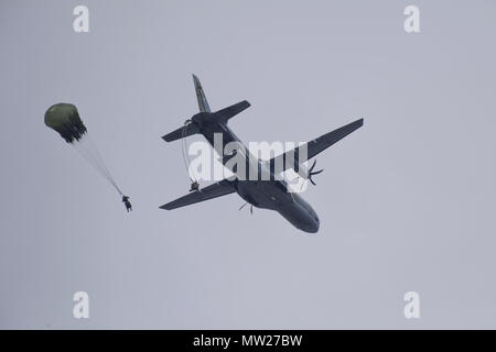 Himmel Soldaten aus C Company, 2. Bataillon, 503. Infanterieregiment, führte 173rd Airborne Brigade eine Kooperation in der Luft und Flugplatz Beschlagnahme mit Armee der Tschechischen Republik während des Trainings einen gemeinsamen Bereich als Teil der Übung Saber Junction 17 in Mimon, Tschechische Republik 17. April 2017. Übung Saber Junction demonstriert die Fähigkeit der 173rd Airborne Brigade zu schnell bewegen und montieren ihre Kräfte in Zusammenarbeit mit NATO-Verbündeten, kritische Ressourcen, die es ermöglicht sichere folgende entscheidende Ausrüstung Land Luft zwingt. Stockfoto