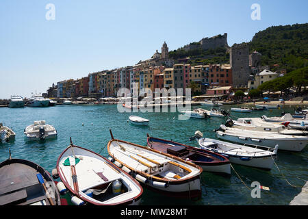 Portovenere, Italien - 9. Juli 2016: Blick auf den Strand und Boote in Portovenere Stockfoto