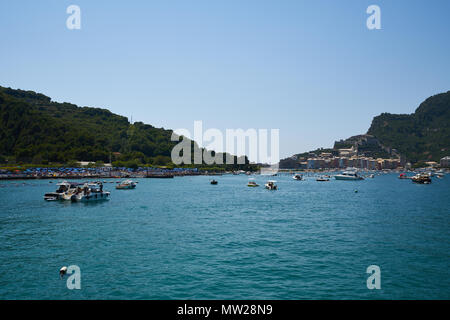 Portovenere, Italien - 9. Juli 2016: Blick auf den Strand und Boote in Portovenere Stockfoto