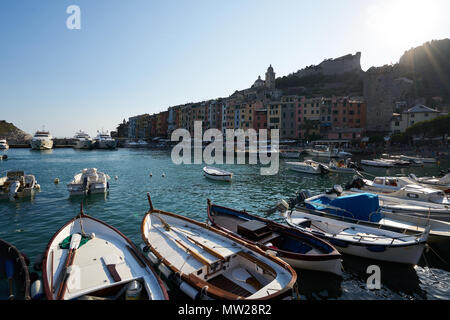 Portovenere, Italien - 9. Juli 2016: Blick auf den Strand und Boote in Portovenere Stockfoto