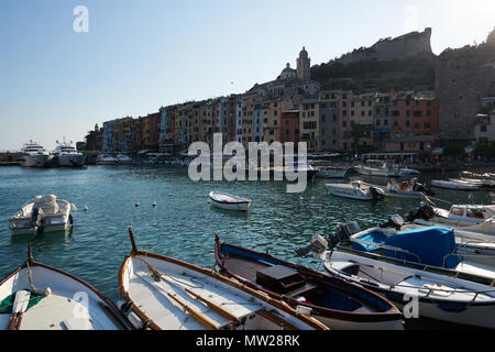 Portovenere, Italien - 9. Juli 2016: Blick auf den Strand und Boote in Portovenere Stockfoto