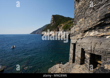 Portovenere, Italien - 9. Juli 2016: Blick auf St. Peter Kirche zu Grotta di Lord Byron Grotte Stockfoto