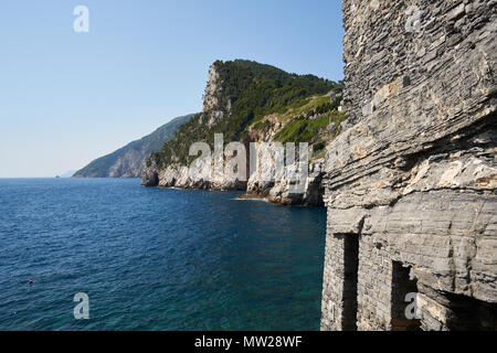 Portovenere, Italien - 9. Juli 2016: Blick auf St. Peter Kirche zu Grotta di Lord Byron Höhle in Portovenere Stockfoto