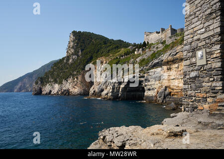 Portovenere, Italien - 9. Juli 2016: Blick auf St. Peter Kirche zu Grotta di Lord Byron Höhle in Portovenere Stockfoto