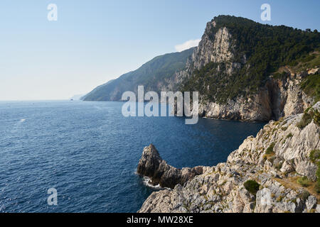 Portovenere, Italien - 9. Juli 2016: Blick auf St. Peter Kirche zu Grotta di Lord Byron Höhle in Portovenere Stockfoto