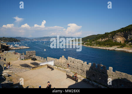 Portovenere, Italien - 9. Juli 2016: Blick auf Portovenere Strand von der Kirche des Hl. Petrus Stockfoto