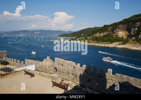 Portovenere, Italien - 9. Juli 2016: Blick auf Portovenere Strand von der Kirche des Hl. Petrus Stockfoto