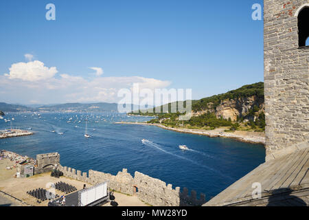 Portovenere, Italien - 9. Juli 2016: Blick auf Portovenere Strand von der Kirche des Hl. Petrus Stockfoto