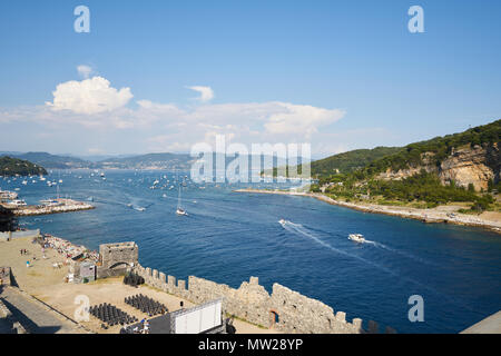 Portovenere, Italien - 9. Juli 2016: Blick auf Portovenere Strand von der Kirche des Hl. Petrus Stockfoto