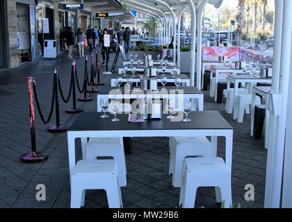 Restaurant im Freien am Bondi, Sydney Australien. Leere Stühle und Tische von Restaurant auf dem Bürgersteig in der australischen Stadt Stockfoto