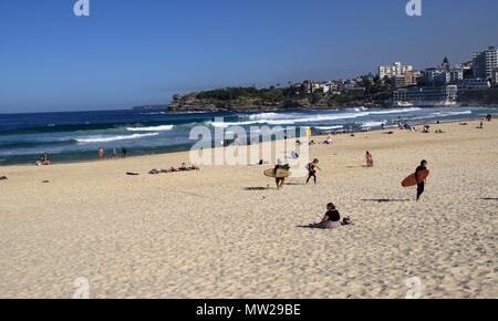Personen, sonnigen Tag an der Südseite der Bondi Beach in Sydney, Australien. Blick auf den australischen Lebensstil oder das tägliche Leben. Stockfoto