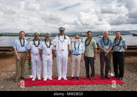WAIPIO HALBINSEL, HI (28. April 2017) Vertreter der Abteilung für die Marine, Pacific Energy Solutions, LLC, Hawaiian Electric Company, und das Hawaii State Energy Office für ein Gruppenfoto während der Joint Base Pearl Harbor-Hickam (JBPHH) Solaranlage Ribbon Cutting darstellen. Die Photovoltaik Boden montiert ist auf der JBPHH Waipaio Halbinsel und es begann der kommerzielle Betrieb am 23. Februar 2017. Das Projekt trägt zur Abteilung der vielfältigen Energien Portfolio der Marine, die Gewährleistung sicherer und stabiler Betrieb an JBPHH. Es zeigt auch die anhaltende Partne Stockfoto