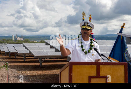 WAIPIO HALBINSEL, HI (28. April 2017) hinten Adm. John Fuller, Commander, Marine Region Hawaii und Commander, Naval Surface Gruppe, mitten im Pazifischen Ozean, liefert Erläuterungen während der Joint Base Pearl Harbor-Hickam (JBPHH) Solaranlage Ribbon Cutting. Die Photovoltaik Boden montiert ist auf der JBPHH Waipaio Halbinsel und es begann der kommerzielle Betrieb am 23. Februar 2017. Das Projekt trägt zur Abteilung der vielfältigen Energien Portfolio der Marine, die Gewährleistung sicherer und stabiler Betrieb an JBPHH. Es zeigt auch die fortgesetzte Partnerschaft mit Hawaii, folgenden Stockfoto