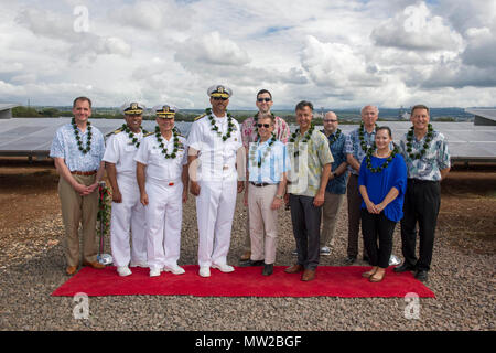 WAIPIO HALBINSEL, HI (28. April 2017) Vertreter der Abteilung für die Marine, Pacific Energy Solutions, LLC, Hawaiian Electric Company, und das Hawaii State Energy Office für ein Gruppenfoto während der Joint Base Pearl Harbor-Hickam (JBPHH) Solaranlage Ribbon Cutting darstellen. Die Photovoltaik Boden montiert ist auf der JBPHH Waipaio Halbinsel und es begann der kommerzielle Betrieb am 23. Februar 2017. Das Projekt trägt zur Abteilung der vielfältigen Energien Portfolio der Marine, die Gewährleistung sicherer und stabiler Betrieb an JBPHH. Es zeigt auch die anhaltende Partne Stockfoto