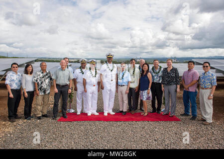 WAIPIO HALBINSEL, HI (28. April 2017) Vertreter der Abteilung für die Marine, Pacific Energy Solutions, LLC, Hawaiian Electric Company, und das Hawaii State Energy Office für ein Gruppenfoto während der Joint Base Pearl Harbor-Hickam (JBPHH) Solaranlage Ribbon Cutting darstellen. Die Photovoltaik Boden montiert ist auf der JBPHH Waipaio Halbinsel und es begann der kommerzielle Betrieb am 23. Februar 2017. Das Projekt trägt zur Abteilung der vielfältigen Energien Portfolio der Marine, die Gewährleistung sicherer und stabiler Betrieb an JBPHH. Es zeigt auch die anhaltende Partne Stockfoto