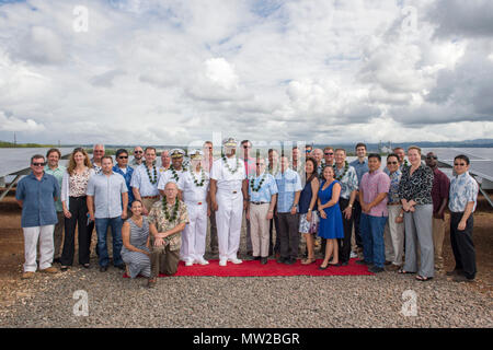 WAIPIO HALBINSEL, HI (28. April 2017) Vertreter der Abteilung für die Marine, Pacific Energy Solutions, LLC, Hawaiian Electric Company, und das Hawaii State Energy Office für ein Gruppenfoto während der Joint Base Pearl Harbor-Hickam (JBPHH) Solaranlage Ribbon Cutting darstellen. Die Photovoltaik Boden montiert ist auf der JBPHH Waipaio Halbinsel und es begann der kommerzielle Betrieb am 23. Februar 2017. Das Projekt trägt zur Abteilung der vielfältigen Energien Portfolio der Marine, die Gewährleistung sicherer und stabiler Betrieb an JBPHH. Es zeigt auch die anhaltende Partne Stockfoto