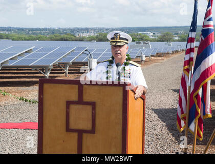 WAIPIO HALBINSEL, HI (28. April 2017) hinten Adm. John korka, Commander, Marine Anlagenbau Befehl Pacific, liefert Erläuterungen während der Joint Base Pearl Harbor-Hickam (JBPHH) Solaranlage Ribbon Cutting. Die Photovoltaik Boden montiert ist auf der JBPHH Waipaio Halbinsel und es begann der kommerzielle Betrieb am 23. Februar 2017. Das Projekt trägt zur Abteilung der vielfältigen Energien Portfolio der Marine, die Gewährleistung sicherer und stabiler Betrieb an JBPHH. Es zeigt auch die fortgesetzte Partnerschaft mit Hawaii, nach Vereinbarung im vergangenen Jahr von U Stockfoto