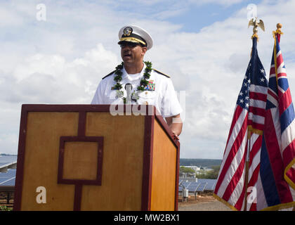 WAIPIO HALBINSEL, HI (28. April 2017) hinten Adm. John Fuller, Commander, Marine Region Hawaii und Commander, Naval Surface Gruppe mitten im Pazifischen Ozean, liefert Erläuterungen während der Joint Base Pearl Harbor-Hickam (JBPHH) Solaranlage Ribbon Cutting. Die Photovoltaik Boden montiert ist auf der JBPHH Waipaio Halbinsel und es begann der kommerzielle Betrieb am 23. Februar 2017. Das Projekt trägt zur Abteilung der vielfältigen Energien Portfolio der Marine, die Gewährleistung sicherer und stabiler Betrieb an JBPHH. Es zeigt auch die fortgesetzte Partnerschaft mit Hawaii, folgenden l Stockfoto