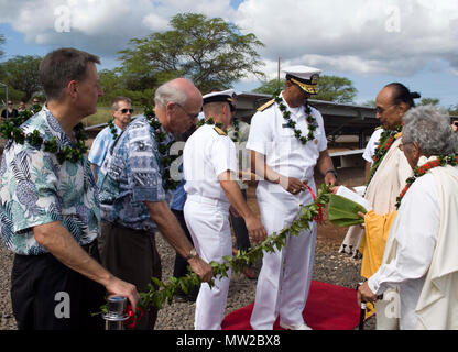 WAIPIO HALBINSEL, HI (28. April 2017) hinten Adm. John korka, Commander, Marine Anlagenbau Befehl Pacific, und hinten Adm. John Fuller, Commander, Marine Region Hawaii und Commander, Naval Surface Gruppe mitten im Pazifischen Ozean, die Teilnahme an einem Joint Base Pearl Harbor-Hickam (JBPHH) Solaranlage Ribbon Cutting. Die Photovoltaik Boden montiert ist auf der JBPHH Waipaio Halbinsel und es begann der kommerzielle Betrieb am 23. Februar 2017. Das Projekt trägt zur Abteilung der vielfältigen Energien Portfolio der Marine, die Gewährleistung sicherer und stabiler Betrieb an JBPHH. Es umgebungslichtsensor Stockfoto