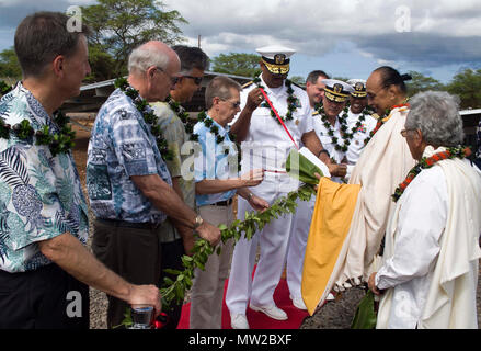 WAIPIO HALBINSEL, HI (28. April 2017) Vertreter der Abteilung für die Marine, Pacific Energy Solutions, LLC, Hawaiian Electric Company, und das Hawaii State Energy Office in einer gemeinsamen Basis Pearl Harbor-Hickam (JBPHH) Solaranlage Ribbon Cutting teilnehmen. Die Photovoltaik Boden montiert ist auf der JBPHH Waipaio Halbinsel und es begann der kommerzielle Betrieb am 23. Februar 2017. Das Projekt trägt zur Abteilung der vielfältigen Energien Portfolio der Marine, die Gewährleistung sicherer und stabiler Betrieb an JBPHH. Es zeigt auch die fortgesetzte Partnerschaft mit der St Stockfoto