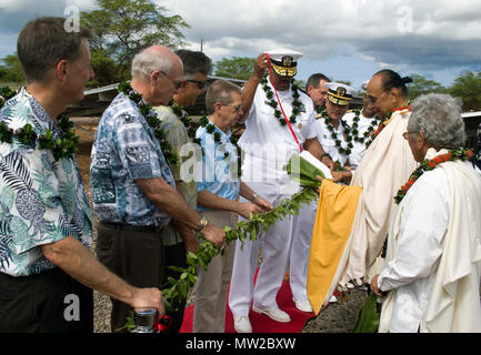 WAIPIO HALBINSEL, HI (28. April 2017) Vertreter der Abteilung für die Marine, Pacific Energy Solutions, LLC, Hawaiian Electric Company, und das Hawaii State Energy Office in einer gemeinsamen Basis Pearl Harbor-Hickam (JBPHH) Solaranlage Ribbon Cutting teilnehmen. Die Photovoltaik Boden montiert ist auf der JBPHH Waipaio Halbinsel und es begann der kommerzielle Betrieb am 23. Februar 2017. Das Projekt trägt zur Abteilung der vielfältigen Energien Portfolio der Marine, die Gewährleistung sicherer und stabiler Betrieb an JBPHH. Es zeigt auch die fortgesetzte Partnerschaft mit der St Stockfoto